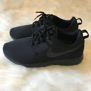 Women’s Nike Roshe One (Size 9)
